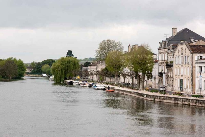 Die Stadt Jarnac am Ufer der Charente – eines der Zentren der Cognac-Produktion