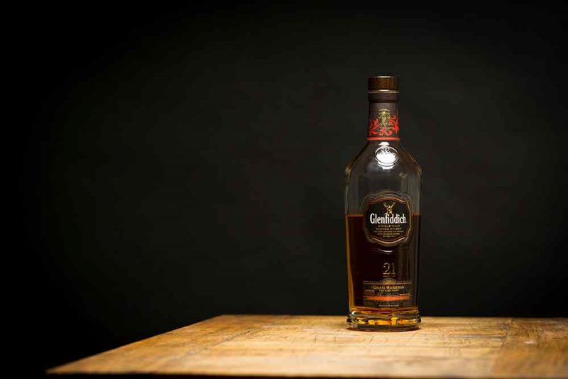 Ganz im Stile der ikonischen Flasche von Glenfiddich – der 21jährige Gran Reserva Rum Cask finish