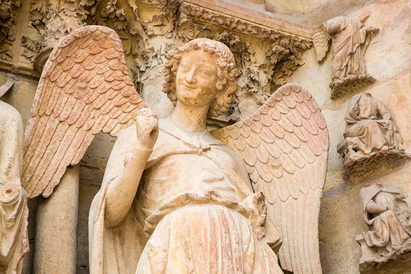 Ein illustrer Zeuge der Geschichte: der berühmte lachende Engel aus dem linken Portal der Kathedrale. Vielleicht hatte auch er ein Glas Champagner?