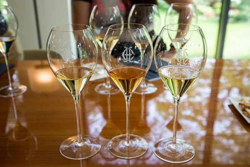 Der Champagner der Maison Charles Heidsieck in seinem klassischen, eleganten Stil verlangt förmlich nach großen, bauchigen Gläsern. Dieser Raum wird gefüllt durch große, satte Aromen.
