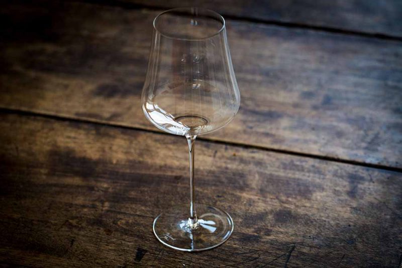 Ein modernes, mundgeblasenes Weinglas