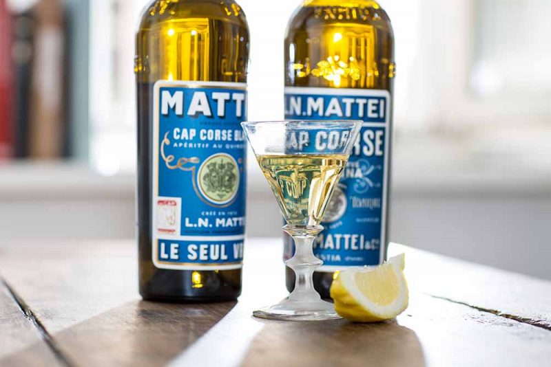 Kalt gerührt mit Zitronenzeste – eine von vielen Möglichkeiten, Cap Corse blanc zu genießen