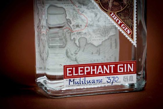 Auf jeder Flasche Elephant Gin steht der Name des Elefanten, der konkret unterstützt wird.