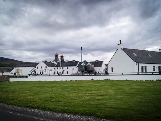 Die Destillerie liegt an einer der wichtigen Durchgangsstraßen Schottlands