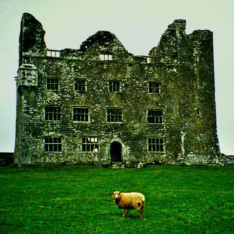 Ruhe und Gottvertrauen finden sich überall in Irland | Quelle: www.wikipedia.org