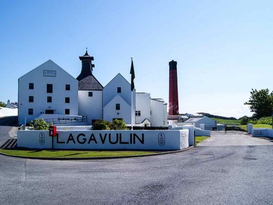 Lagavulin Distillery von der Straße aus