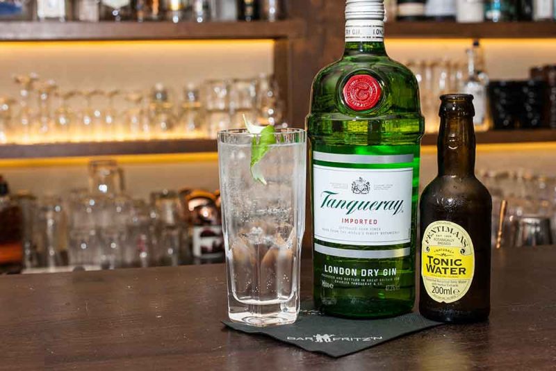 Der Gin & Tonic mit dem Tanqueray London Dry Gin ist einfach ein absoluter Klassiker