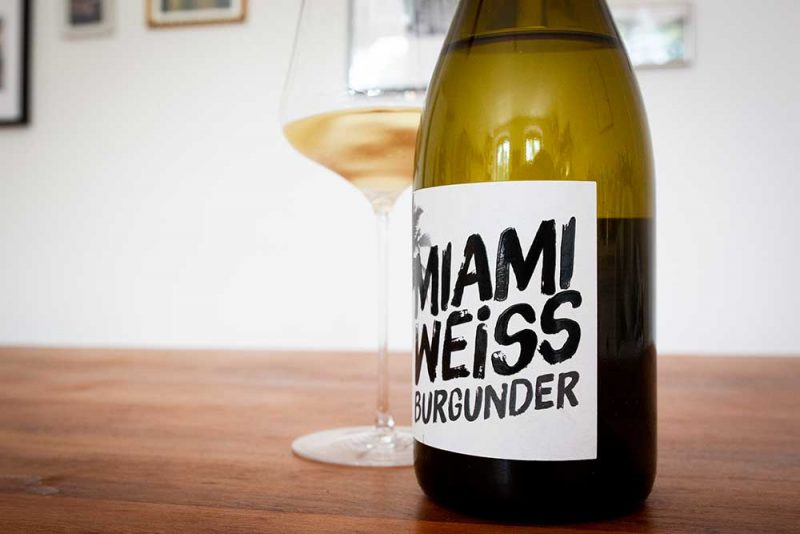 So sieht kurzweiliger Weinspaß aus - Emil Bauer Miami Weiss Burgunder.