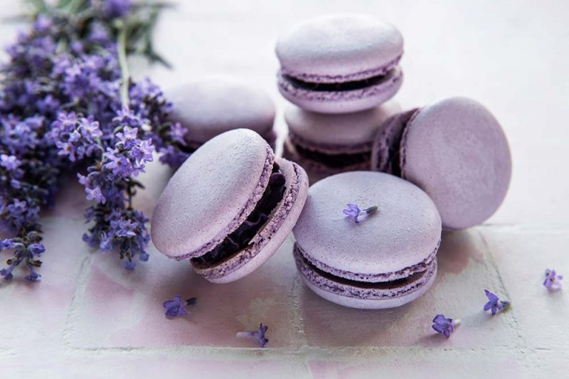 Natürlich lässt sich Lavendel auch wundervoll in Macarons verarbeiten. Egal ob frisch oder in Form von Sirup. © stock.adobe by Olena Rudo
