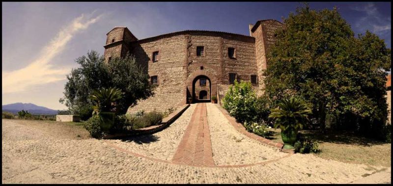 Aus der Tempelritterzeit ist das heutige Weingut Chateau de Corneilla | @ Eggerssohn