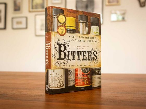 Bitters: A Spirited History of a Classic Cure-All, with Cocktails, Recipes, and Formulas - von Brad Thomas Parsons