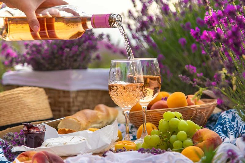 Ein Picknick in der Provence - Roséwein ist da unerlässlich! | © via stock.adobe by yanadjan