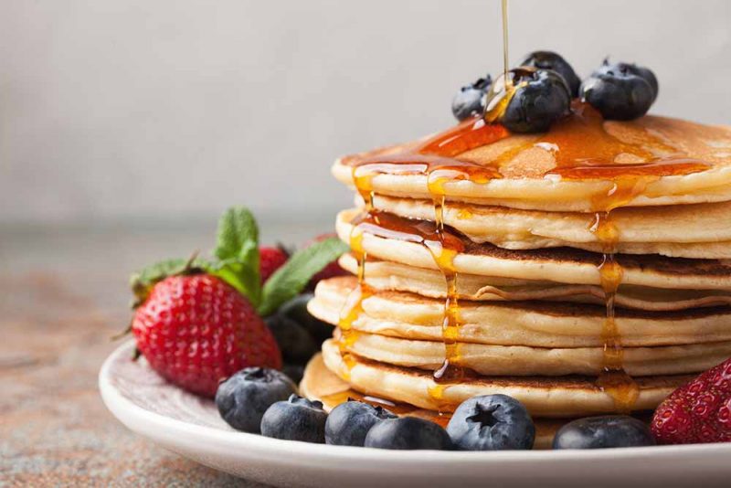 Pancakes mit Ahornsirup - das perfekte amerikanische Frühstück | ©stock.adobe by Vasiliy