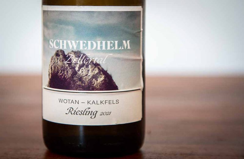 Der Kalkalgenstock Wotan-Kalkfels auf dem Etikett gibt dem Wein seinen Namen | © glasundteller.de